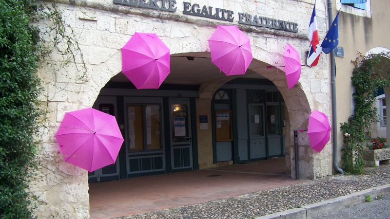 Octobre rose : le village y participe par une décoration recherchée.....