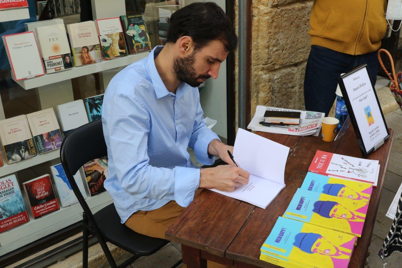 Imanol Peillen en pleine séance de dédicaces - Photo Marc Le Saux