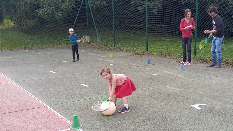 Initiation au tennis.