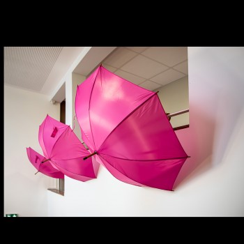 00 Parapluies roses escalier maison de santé de Nogaro 1bis 041021.jpg