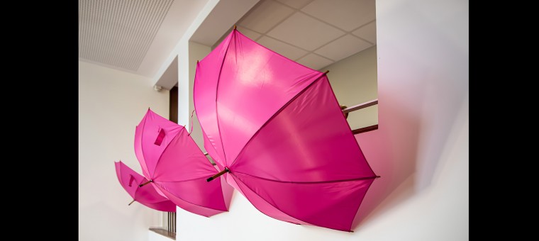 00 Parapluies roses escalier maison de santé de Nogaro 1bis 041021.jpg