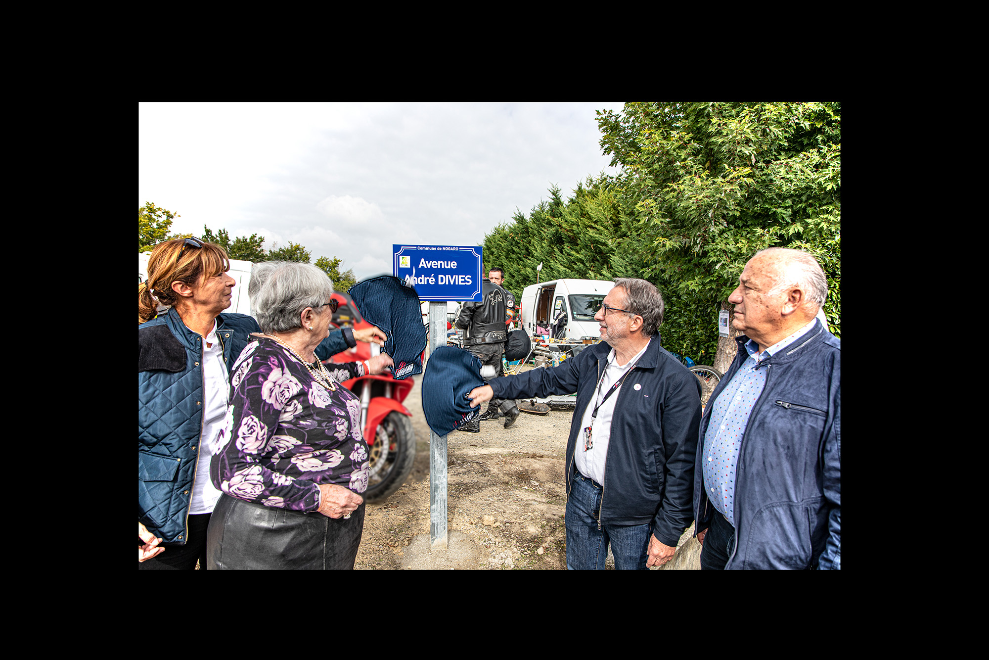 00 La plaque dévoilée de l'avenue andré Diviès 1bis 101021.jpg