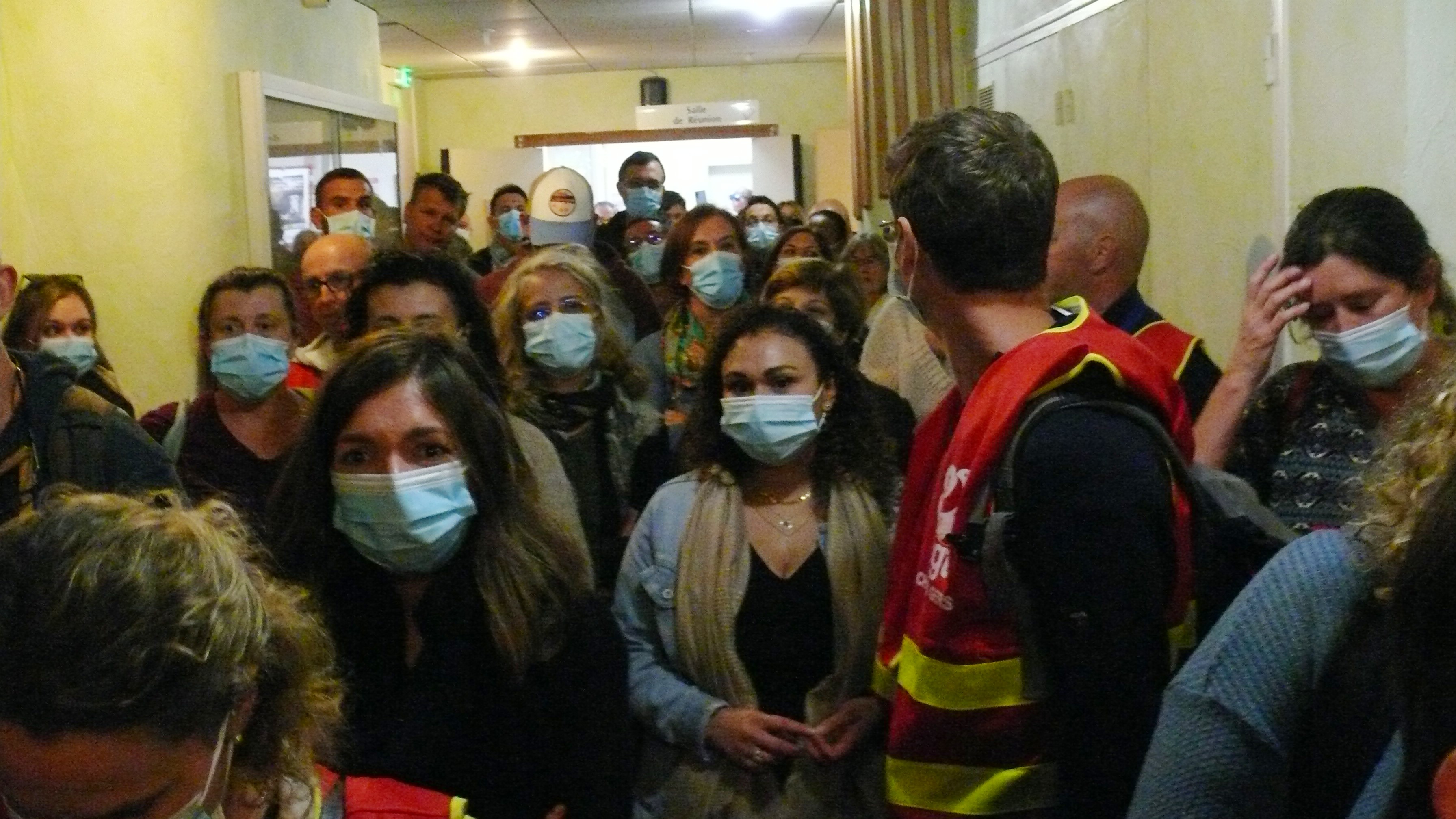 Les manifestants dans les couloirs de l'ARS.