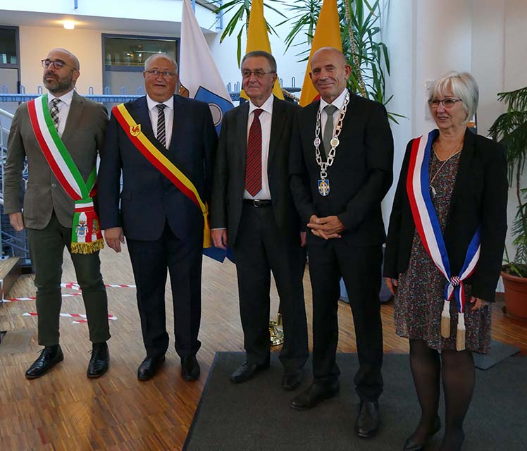 Pierre Beaudran entouré des maires des villes jumelles