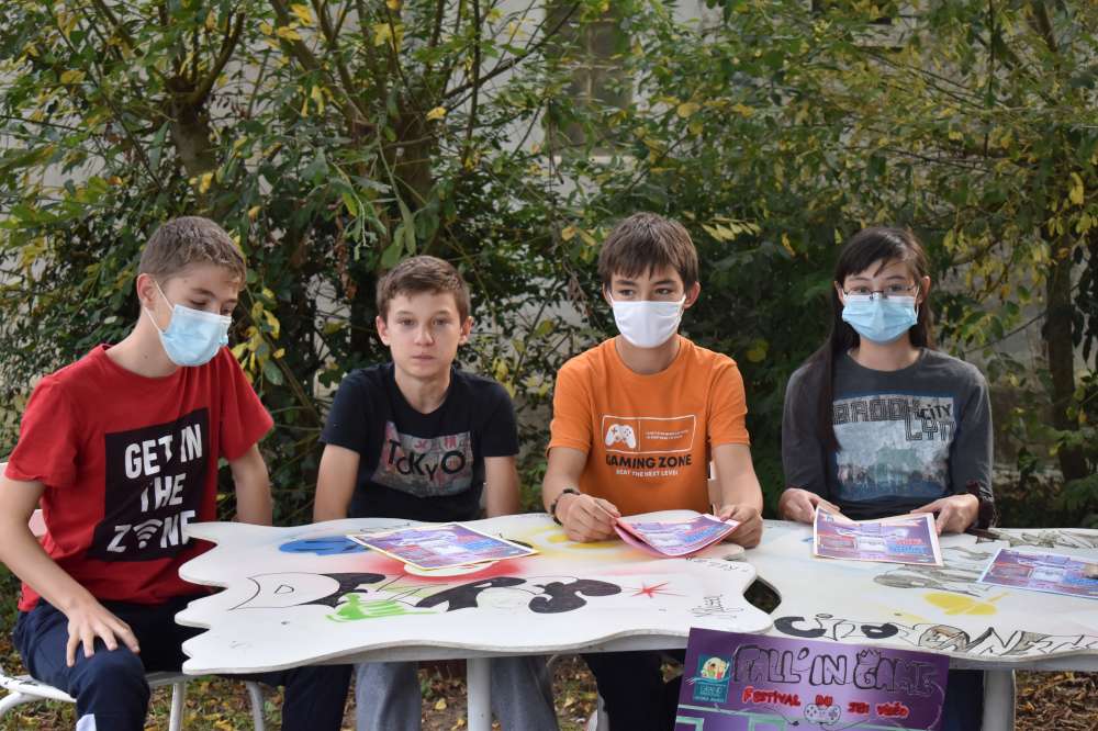 De jeunes adolescents pleins d'idées