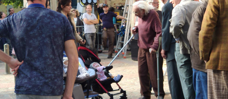 Les Vieux Fourneaux 2 en tournage au centre du village