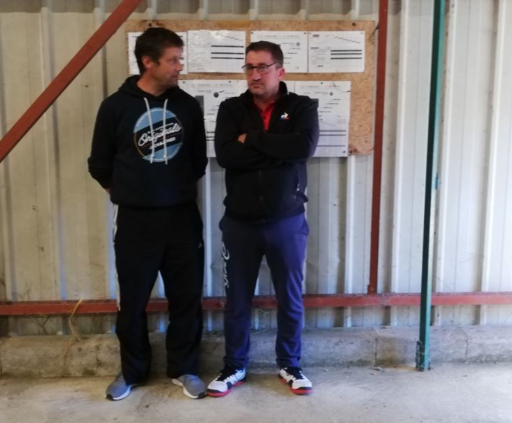 Deux des animateurs du tournoi : Frédéric Fasolo, le juge arbitre,  et Bernard Bousquet, licencié au club.