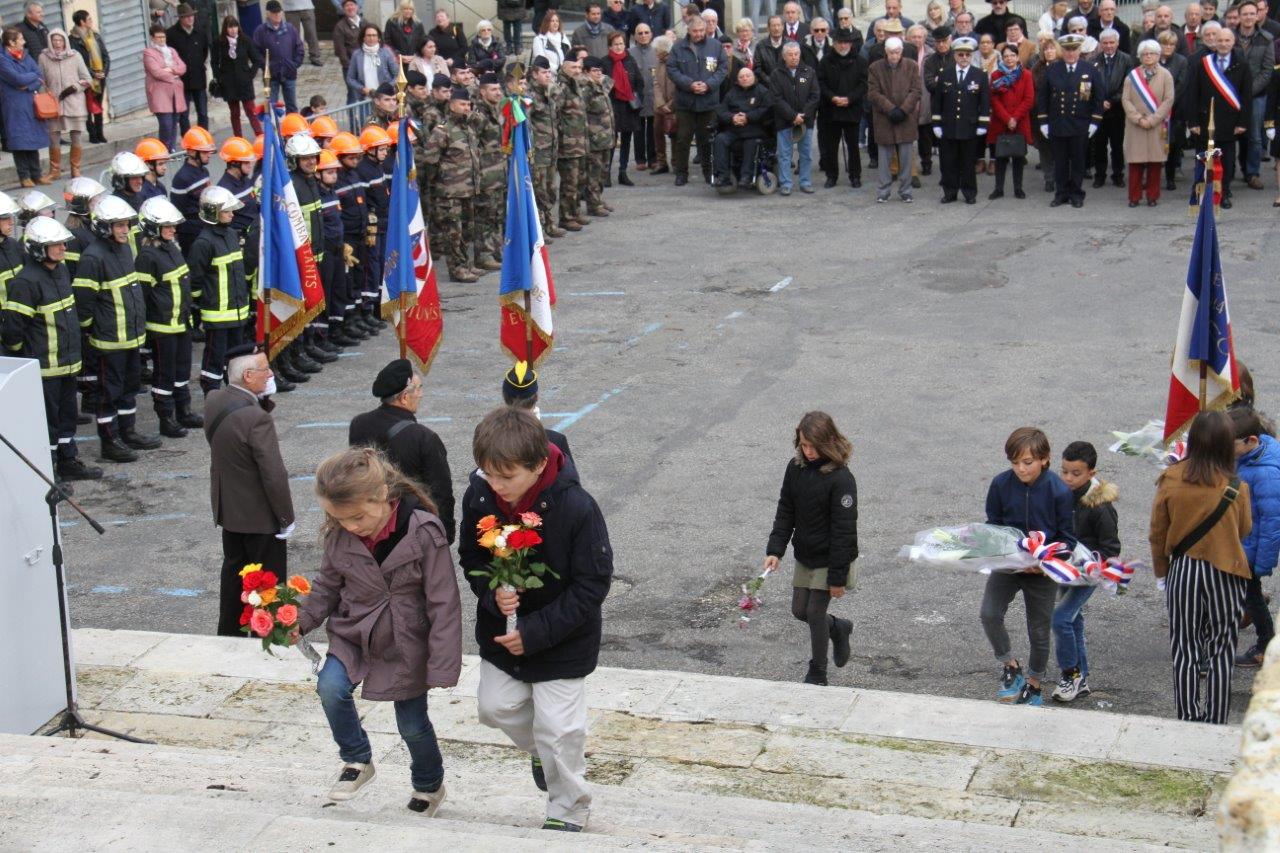 Les enfants des écoles participent comme les adultes à la cérémonie du 11 novembre, ici en 2019 - Photo Marc Le Saux