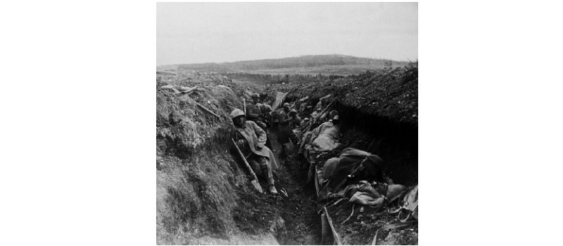 Les collégiens lisent des extraits de journaux de guerre et de  lettres de deux soldats vicois