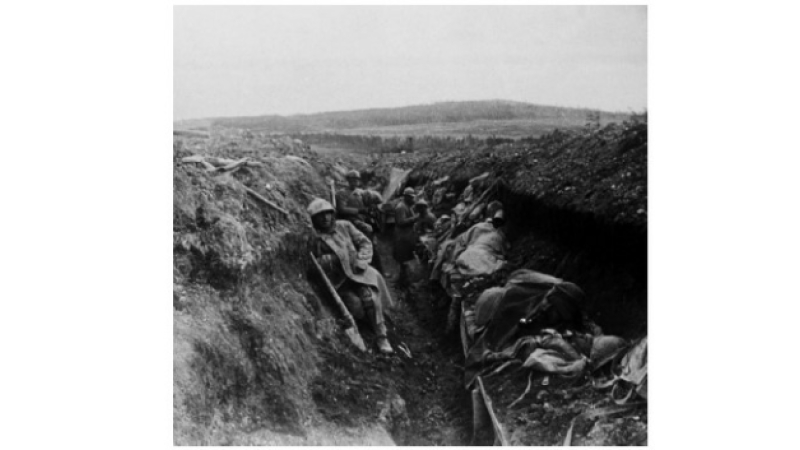 Les collégiens lisent des extraits de journaux de guerre et de  lettres de deux soldats vicois