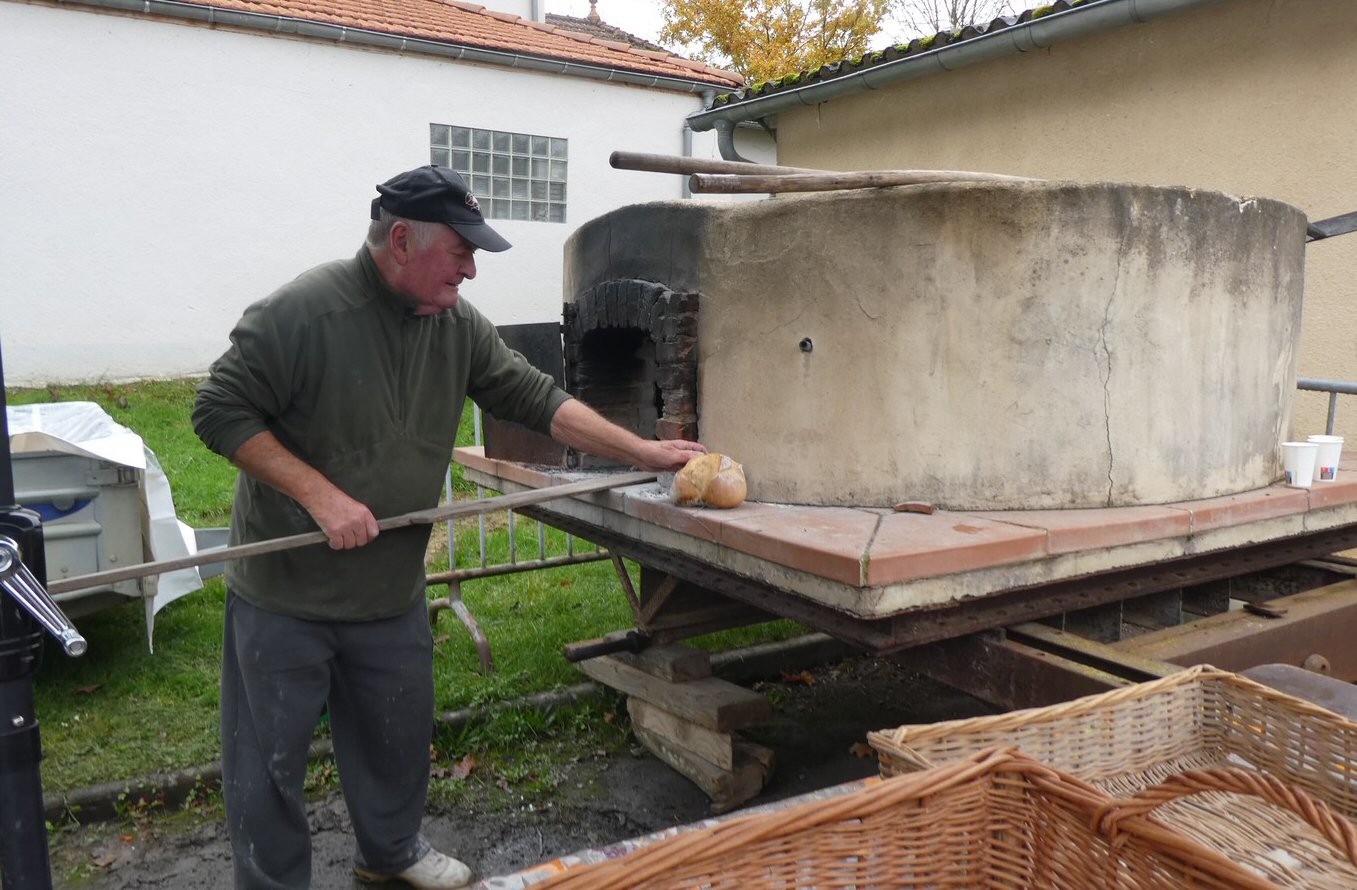 Georges , l'ancien boulanger avait repris exceptionnellement du service
