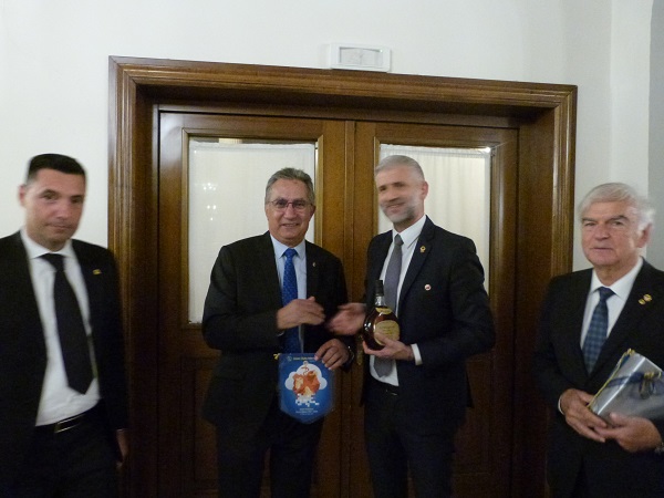 Le président du Lions club de Motta : Loris SOTTO Jacques ANDREETTA offre la bouteille d’armagnac Le Gouverneur Eddi FREZZA offre son fanion Le président du Lions club de Portogruaro