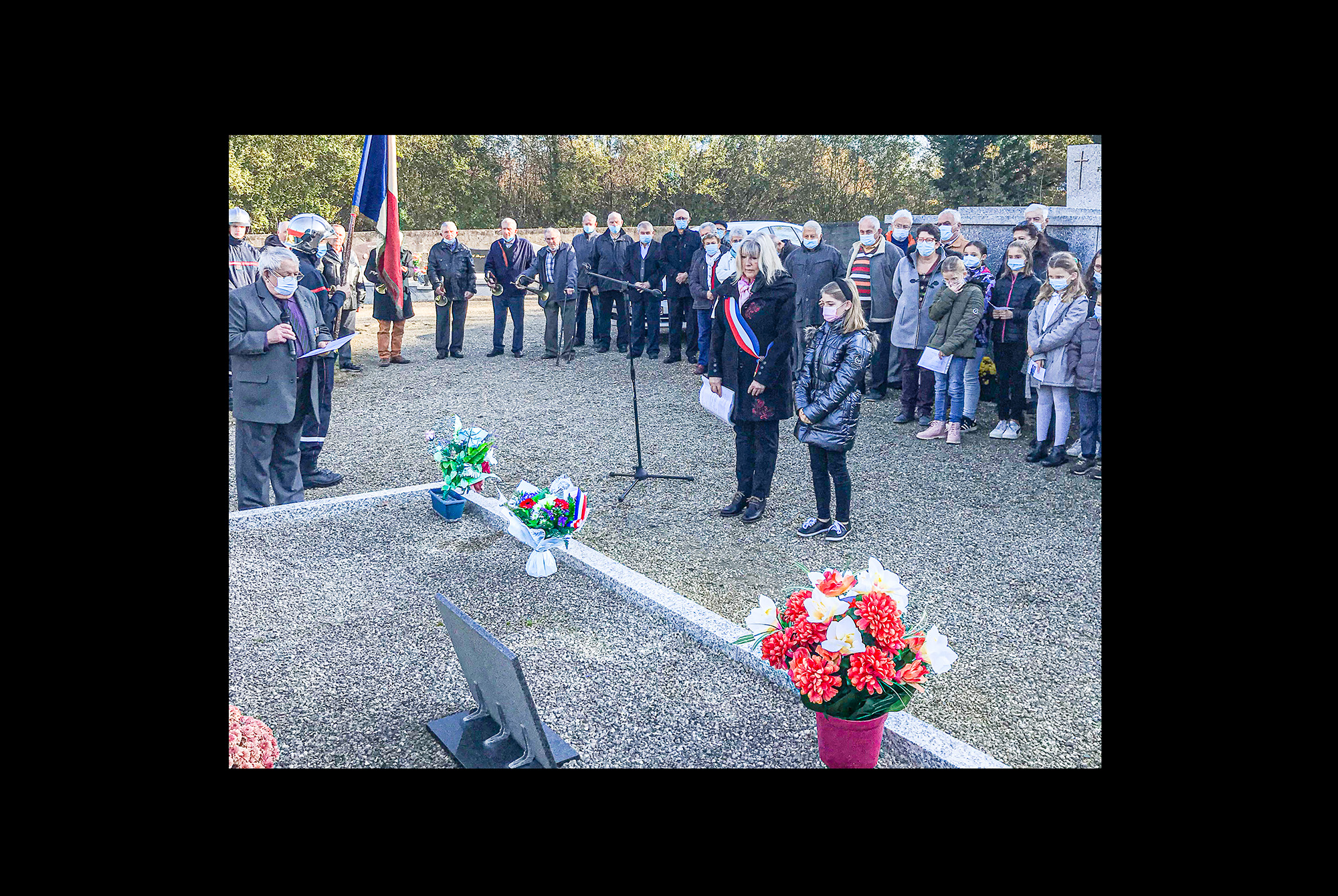 0 DR2 Patricia Galabert 11 novembre carré militaire dépot bouquet copie.jpg