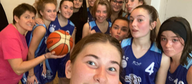 Les U18 ont fêté leur victoire avec l'habituel selfie de fin de match !