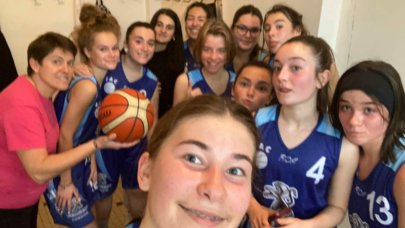 Les U18 ont fêté leur victoire avec l'habituel selfie de fin de match !