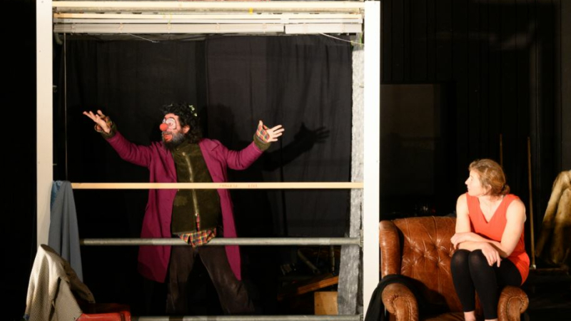 Pour la première fois, au théâtre, une compagnie de cirque en représentation