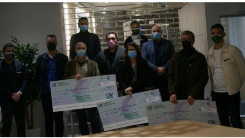Remise de chèques aux associations par PREDICA filière du Crédit Agricole assurances