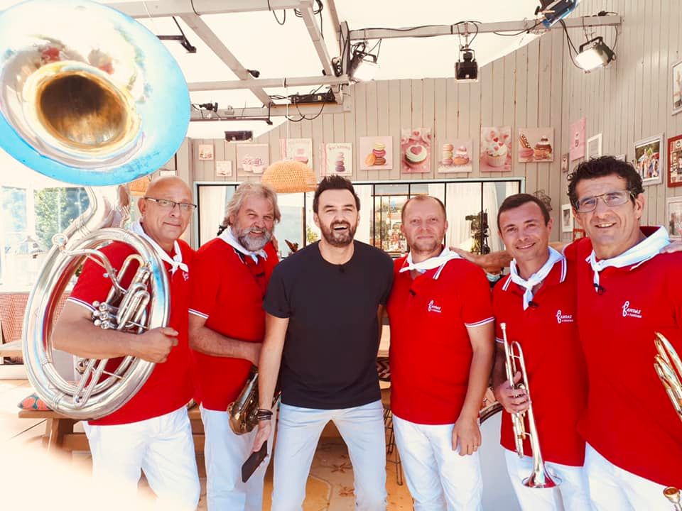 Les cinq du D'Artagnan Band en compagnie de Cyril Lignac - Photo Facebook D'Artagnan Band