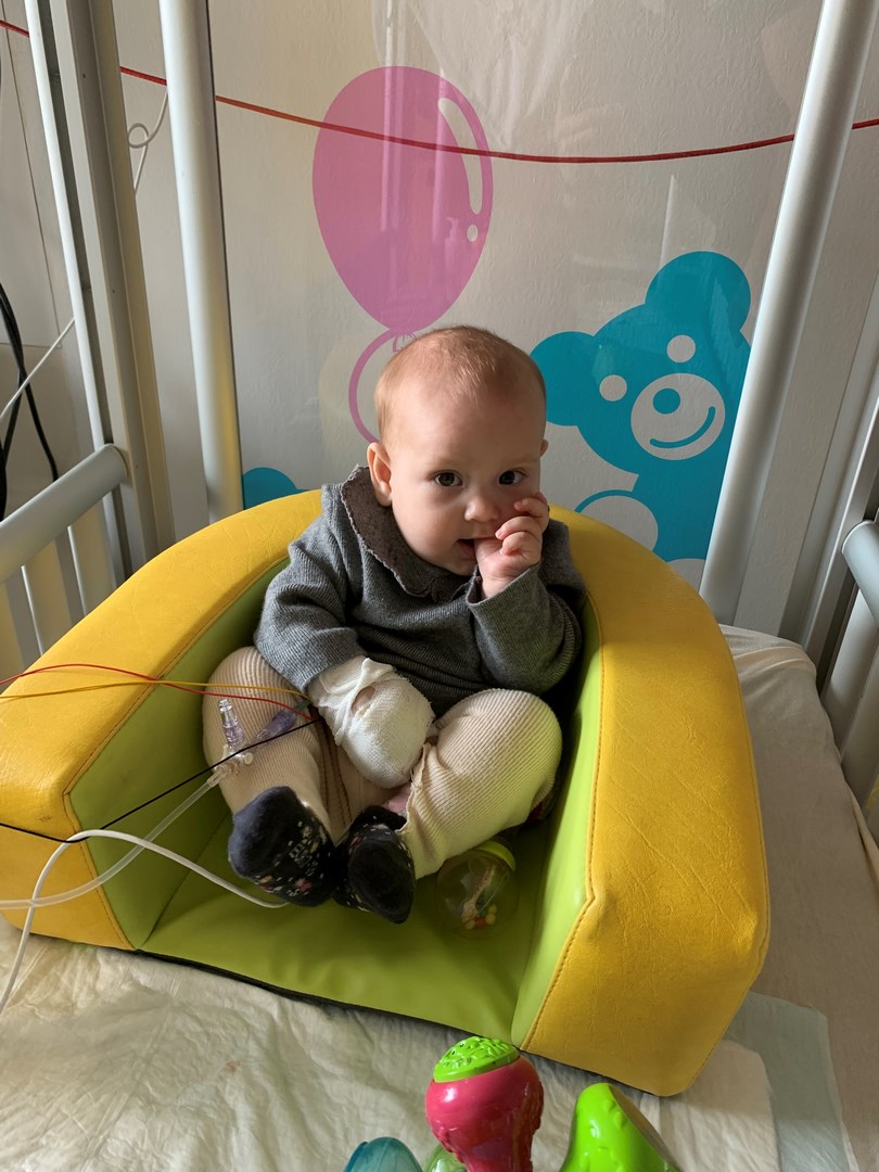 Emy, une petite puce qui ne demande qu'à croquer la vie .. comme son pouce
