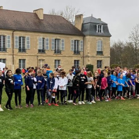 Collégiens devant le château.JPG