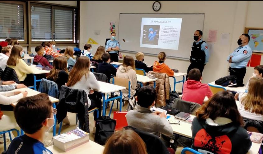 gendarmerie isle jourdain ecole 1.JPG