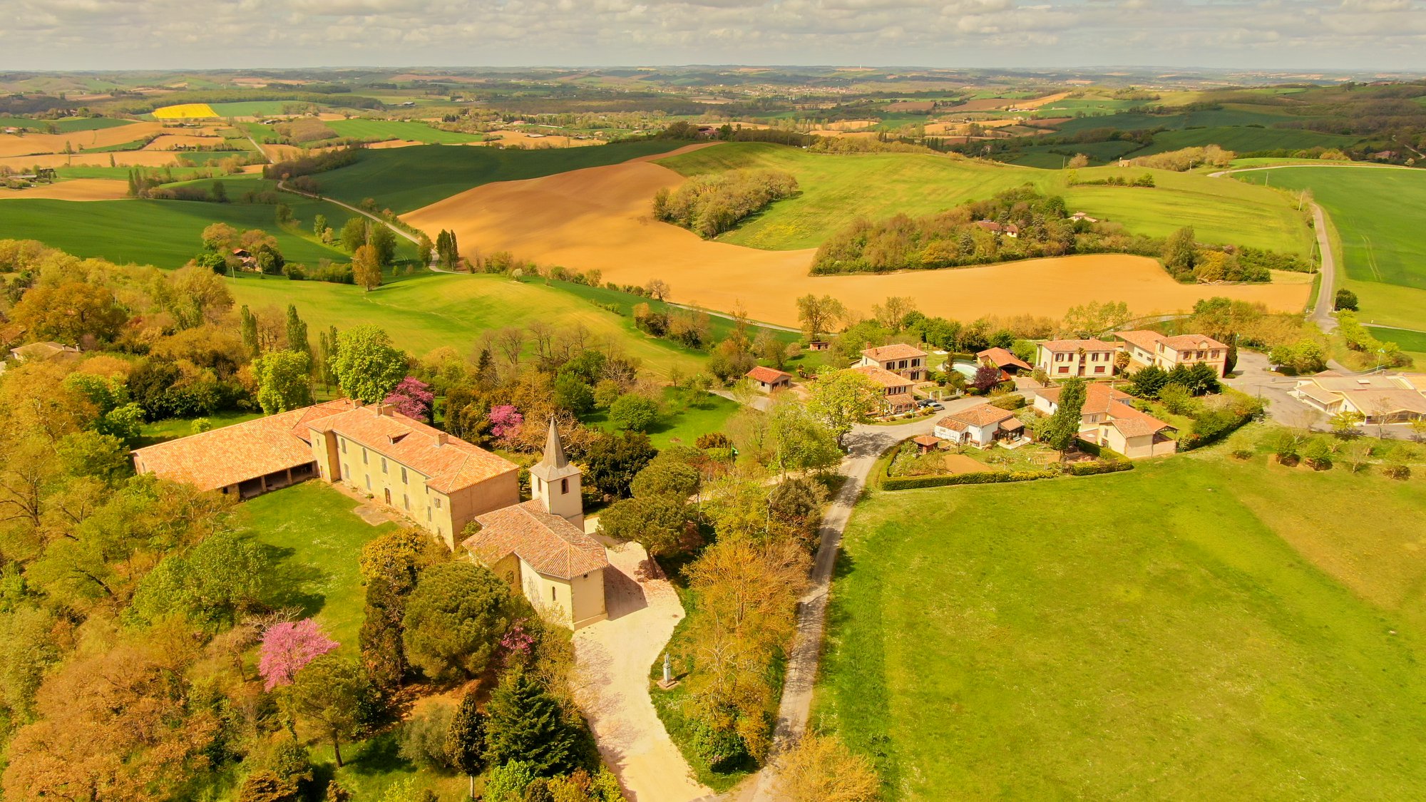 Une vue aérienne du village - Photo LL