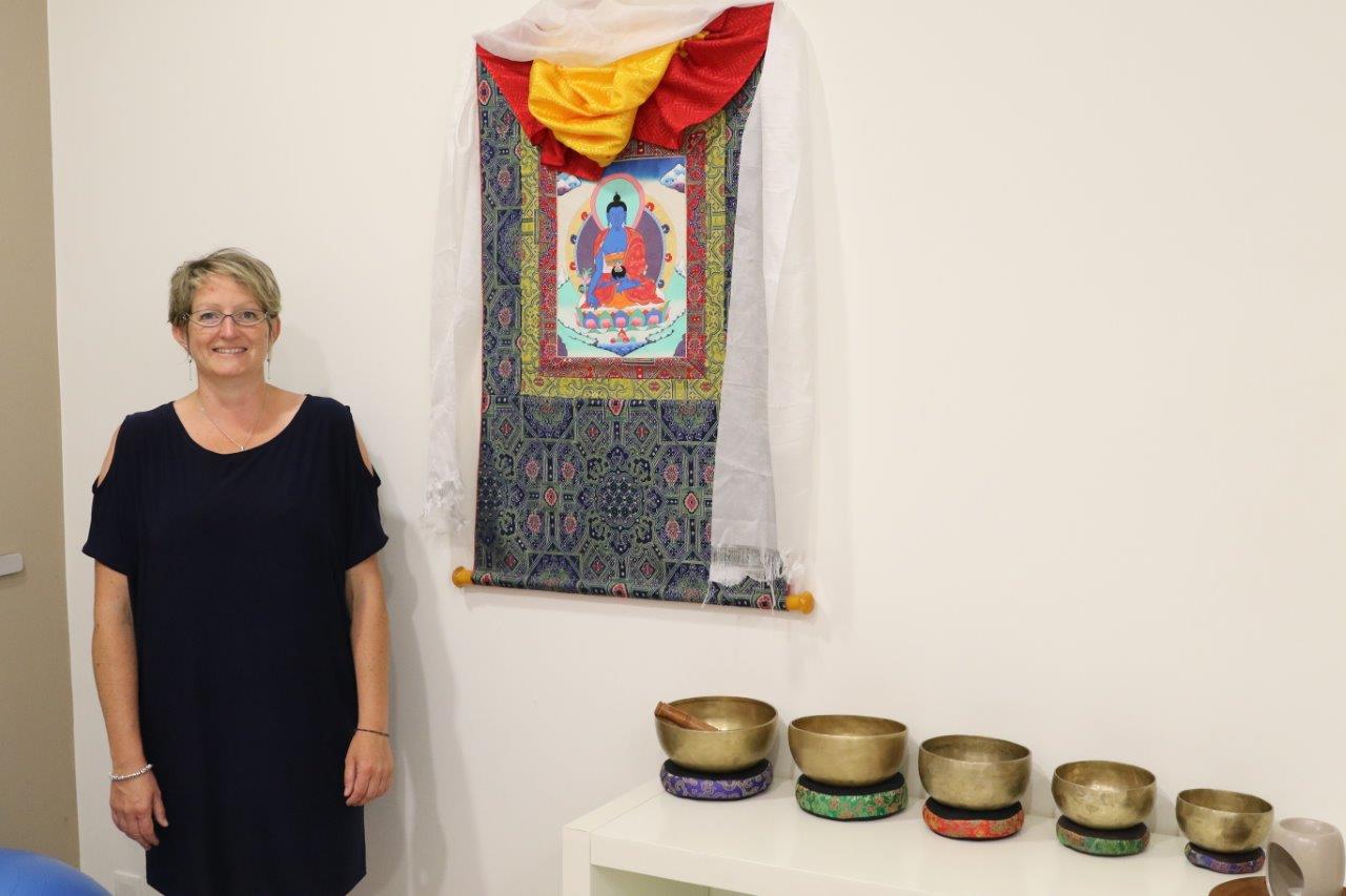 Agnès près de sa collection de bols tibétains - Photos MLS