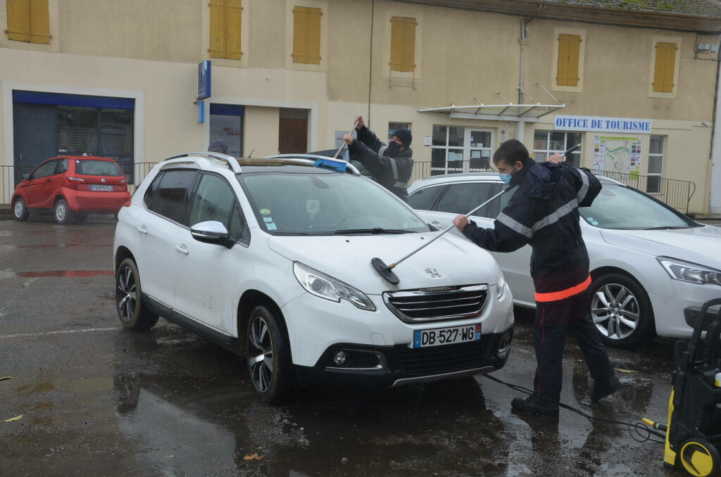Le lavage des voitures par les pompiers remporte chaque année un brillant succès Crédit Ph CB