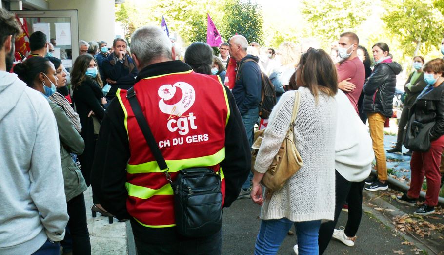 Dialogue entre les manifestants et le directeur de l'ARS, le 19 octobre - Photo JBW
