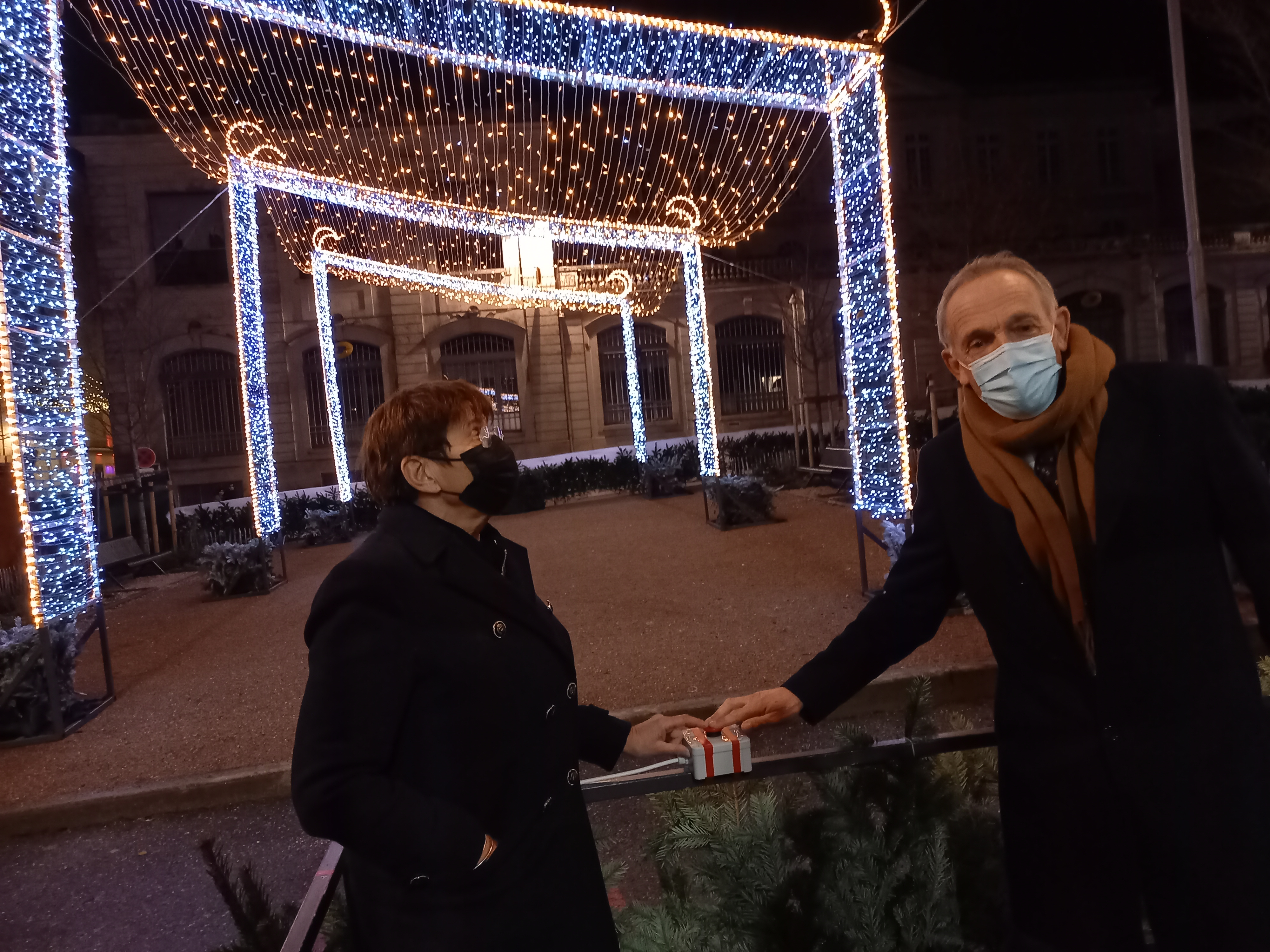Cathy Daste-Leplus et Christian Laprébende ont lancé l'illumination de la maison de Gascogne.
