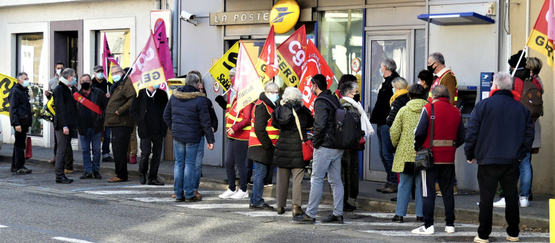 Auch: la poste patte d'oie": "on lâche rien, on lâche rien"