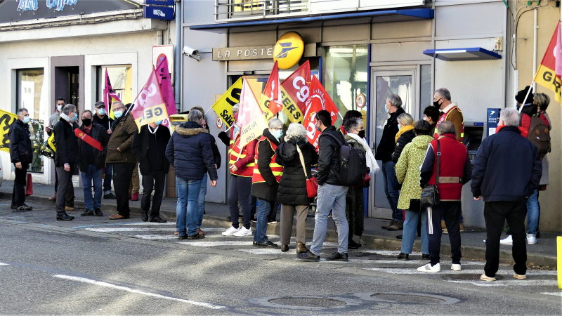 Auch: la poste patte d'oie": "on lâche rien, on lâche rien"
