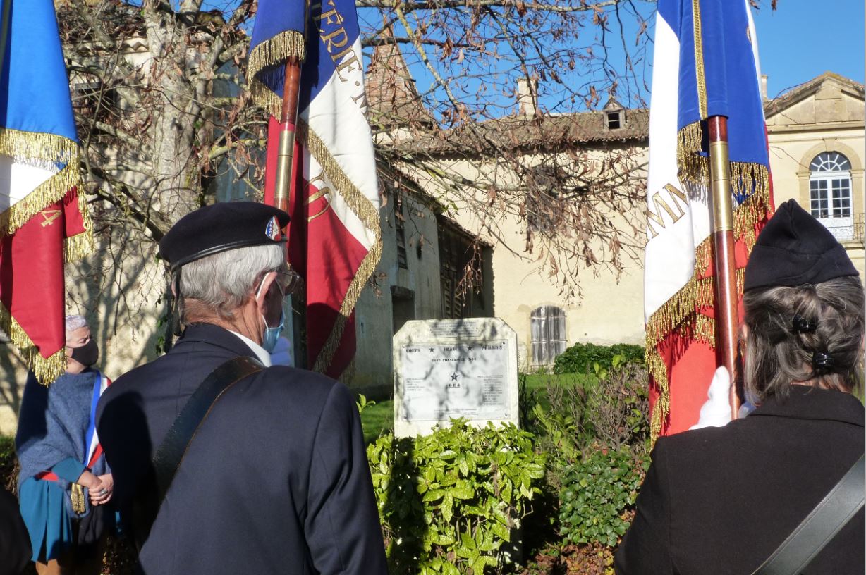 L'hommage rendu devant le mémorial au Château de Cours - Photo DR