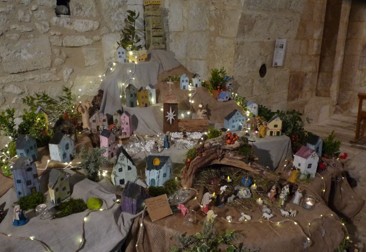 La crèche installée à l'intérieur de la chapelle
