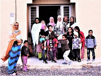 Femmes et enfants  devant le complexe.