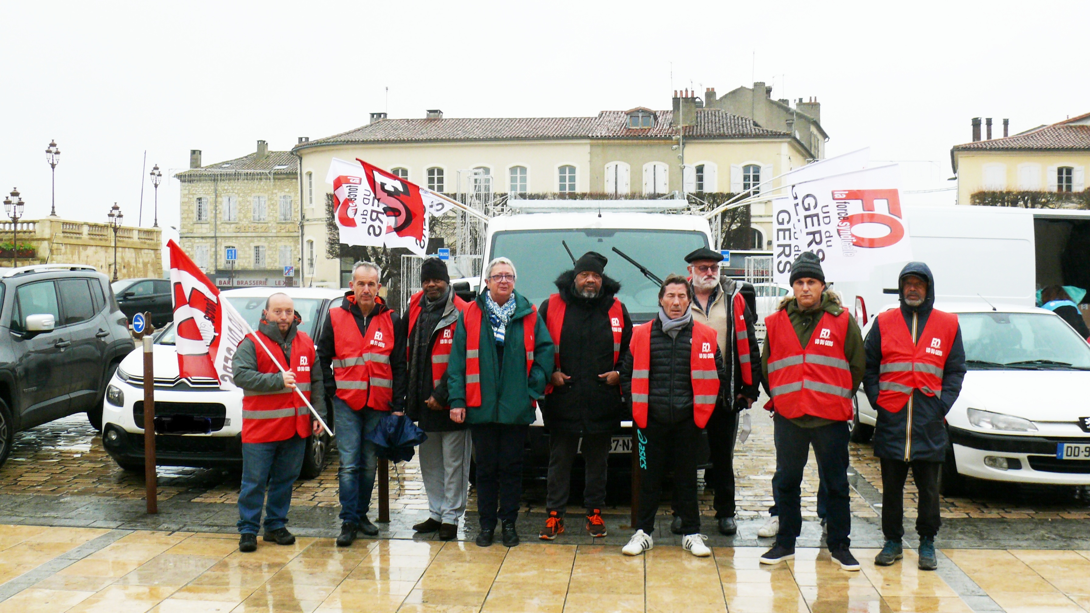 Une partie des grévistes Kéolis sur le parvis de la mairie d'Auch