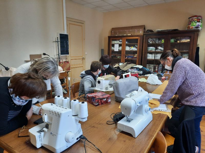 Atelier couture zéro déchet ! Crédits : Ph Asso Pierre et Terre