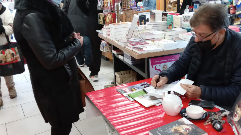 Claude Gallardo en dédicace de son livre "Le Nouvel Ordre"