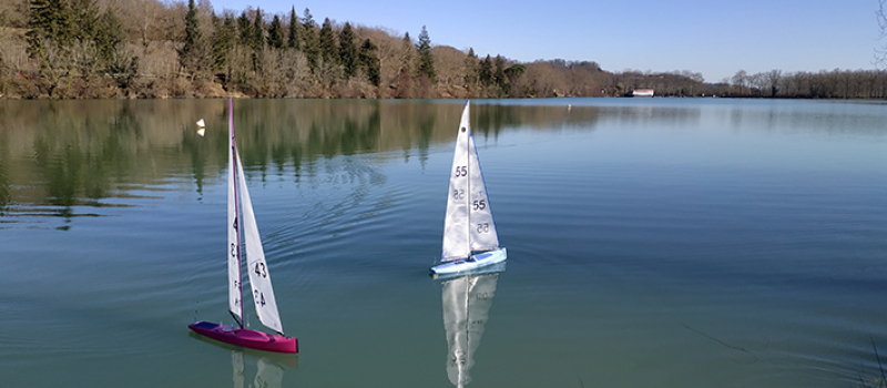 Les petits bateaux sur le grand lac