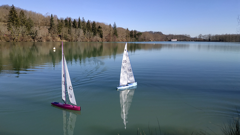 Les petits bateaux sur le grand lac