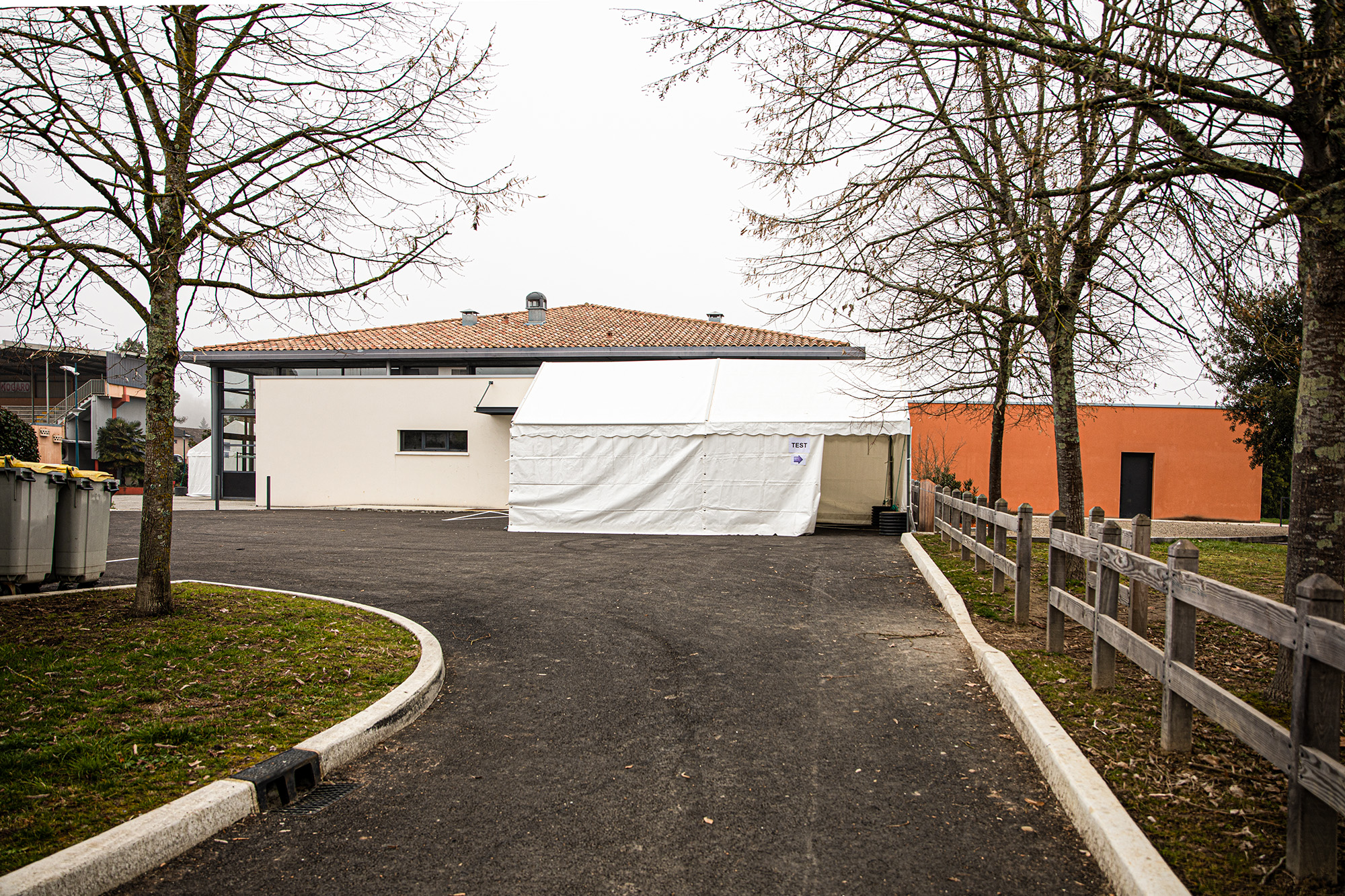 0 Le centre de dépistage derrière la salle d'animation 1bis 300122.jpg