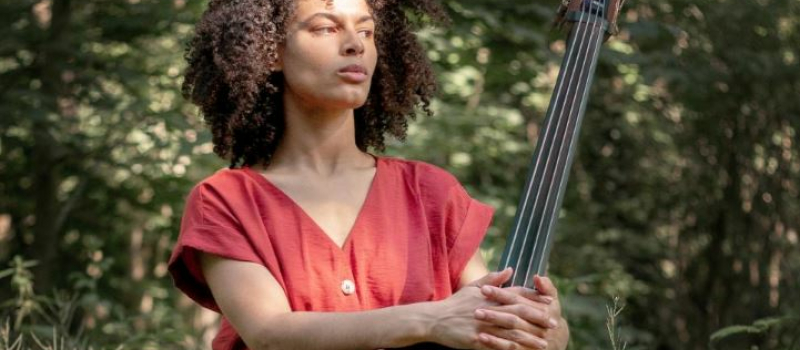 Sélène Saint-Aimé, jeune pépite de la contrebasse, explore toutes les terres du jazz