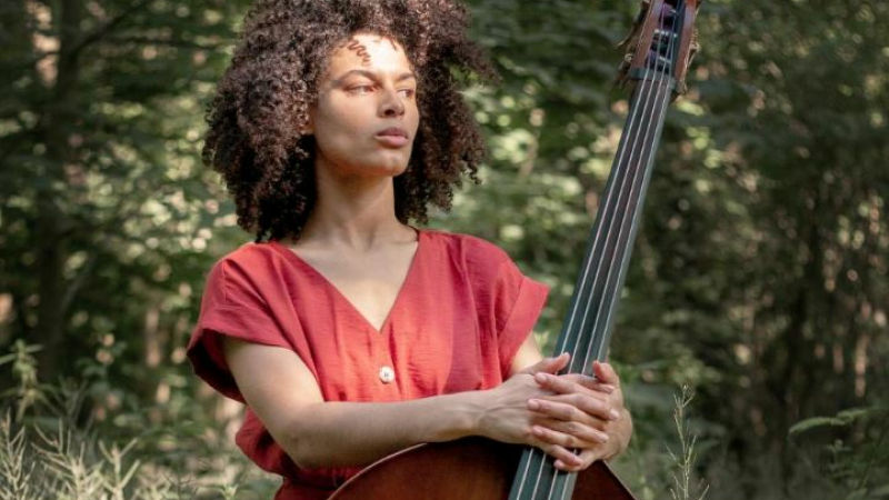 Sélène Saint-Aimé, jeune pépite de la contrebasse, explore toutes les terres du jazz