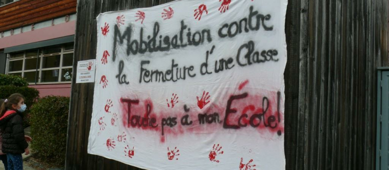 Rassemblement contre la fermeture de classe à l'école Louise Michel