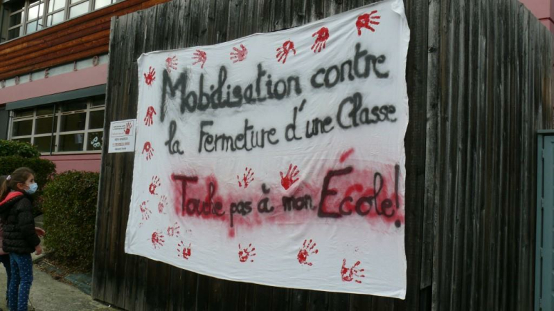 Rassemblement contre la fermeture de classe à l'école Louise Michel