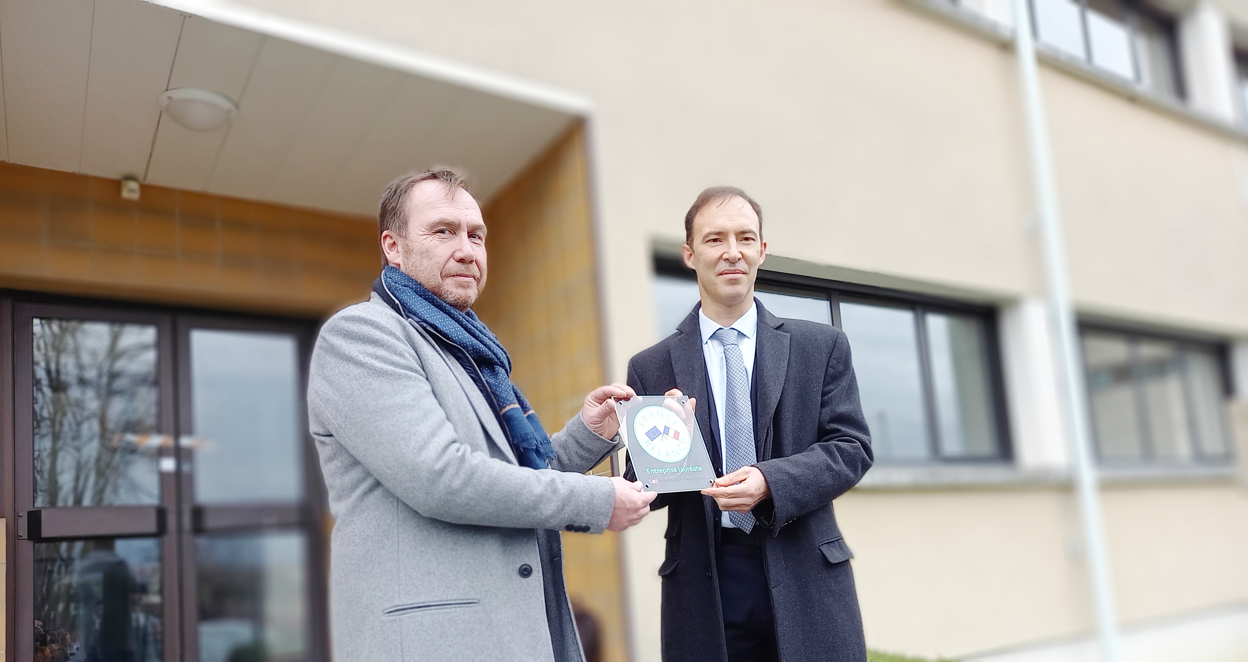 Stéphane Barret et Jean-Sébastien Boucard devant les locaux du Data Center.