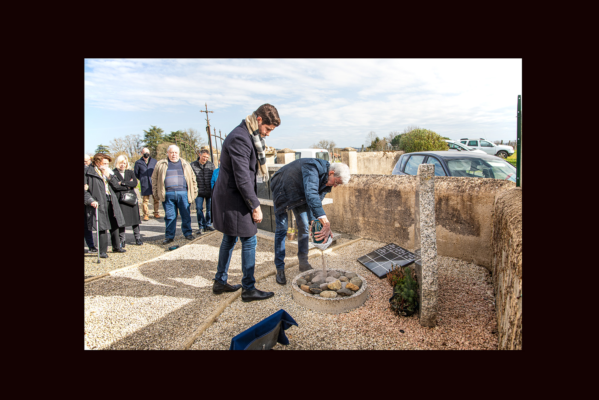 0 Thomas et Pierre dispersesnt les cendres de Jean Laborde 1bis 270222.jpg