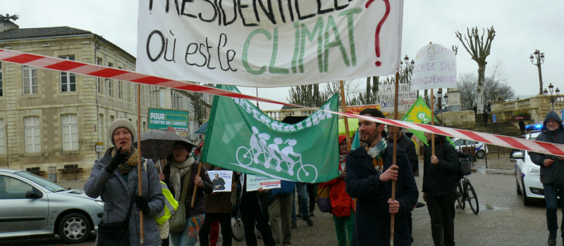 "Présidentielle, où est le climat", s'interrogent les manifestants de la marche pour le climat