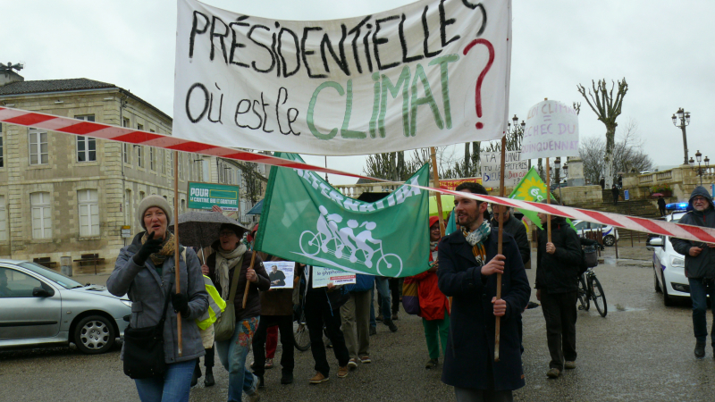 "Présidentielle, où est le climat", s'interrogent les manifestants de la marche pour le climat