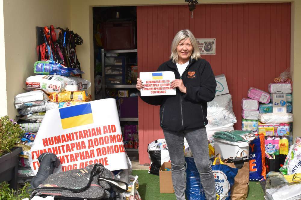 Valérie Hériaud avec une partie des dons et les affiches qui seront collées sur les véhicules